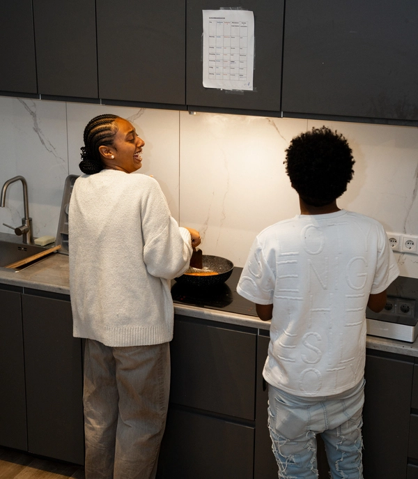 Begeleider ondersteunt cliënt bij dagelijkse activiteiten binnen woonbegeleiding van Leven & Zorg