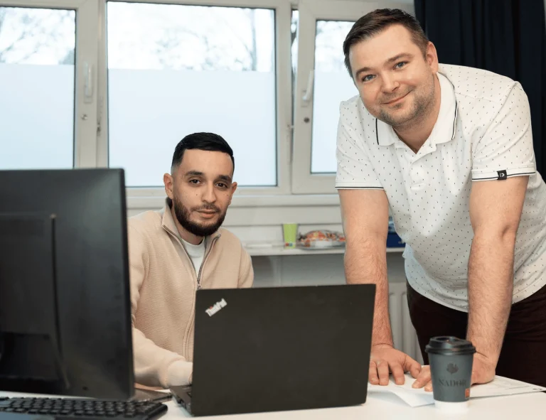 Medewerkers van Leven & Zorg in overleg op kantoor